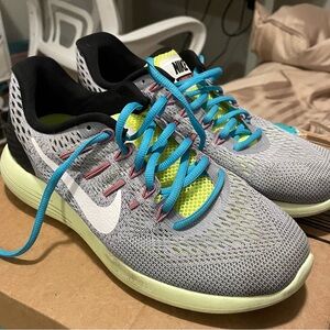 Woman’s Lunar Glide 8 Nike Gray, Green, and Blue Athletic Shoes size 9